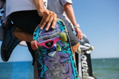 Odessa, Ukrayna-21 Ağustos, 2017: Skater boy tutar eski kaykay elinde açık skatepark içinde mini rampa üzerinde. Aşırı yaz spor rekabet arka plan. Popüler gençlik spor