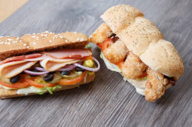 Taze sandviç domates, jambon ve parmesan peynir dilimi, Siyah Zeytin ve kafede masada hardal sosu ile. Fast food Restoran Menü kapatın. Delicious sokak yiyecek çanak. 