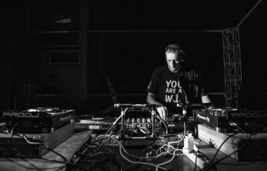 Kiev-4 Temmuz, 2018: DJ DOC sahne Kulübü partide müzikal parçalar karışımları. Gece davul ve bas yaz müziği Festivali