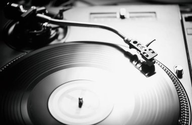 Pikap vinil plak çalar, analog ve dijital müzik Dj için analog ses teknolojisi. Yakın, makro için profesyonel stüdyo cihazları