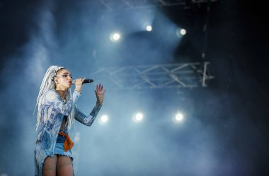 Moskova - 7 Haziran, 2016: ünlü şarkıcı Abra Lastochka açık hava Müzik Festivali'nde konser.