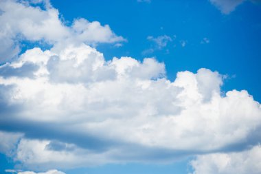 Beyaz kabarık bulutlu güzel mavi gökyüzü
