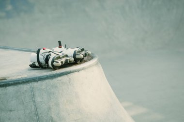 Agresif inline paten açık skate Park beton rampa üzerinde yalan. Paten hile ve biler, hiçbir modelleri için