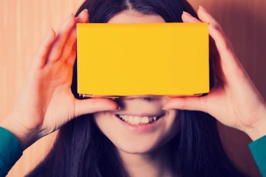 Yenilikçi karton Smartphone-e doğru sanal gerçeklik kulaklık bağlı çok eğlenceliymiş. Modaya uygun teknoloji ve eski hippi renkleri.