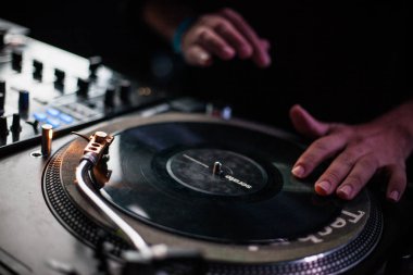 Moskova - 22 Kasım, 2015: Tropkillaz (Djs Laudz ve Zegon) mevcut yeni albüm kalpler On Fire Izvestiya Hall kulübünde