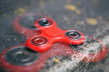 Parmak spinner oyuncak yatakları üzerinde. Süper popüler iplik aygıt. Topluca spinners ile oynarken zevk. Serin plastik Gadget eğlenmek için döner. Güzel mekanik karşı oyun 