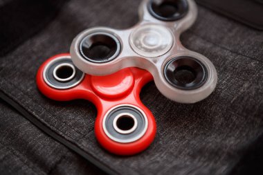 Parmak spinner oyuncak yatakları üzerinde. Süper popüler iplik aygıt. Topluca spinners ile oynarken zevk. Serin plastik Gadget eğlenmek için döner. Güzel mekanik karşı oyun