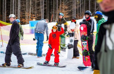 Bukovel, Ukrayna-19 Mart, 2018: Grup snowboard ve ücretsiz Kayak biniciler Karpat Dağları'nda yolda