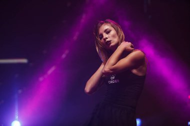 Destek dansçı gibi parti Space Moscow gece kulübü aşamasında performans gibi FM tarafından 25 Eylül 'de hosted, 2016