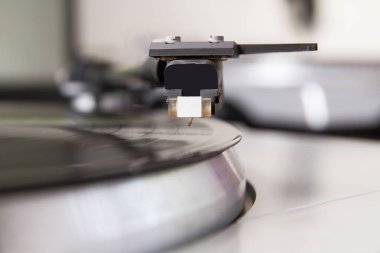 Müzikal vinil kaydı ile pikap oyuncu. Retro Tema.