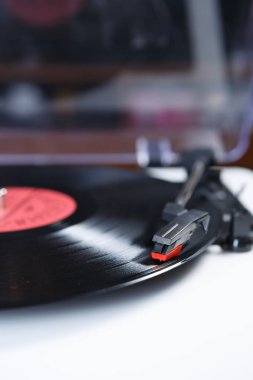  Retro hippi müzik çalar. Vintage elektronik aygıt dinleme vinil kayıtlar için.