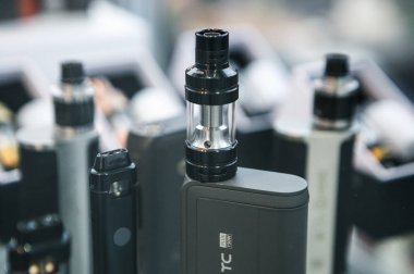 Moskova - 6 Aralık, 2016:V maymun Expo olay. Modern elektronik sigara, vape suyu sıvı ve vaping cihazlar Fuar