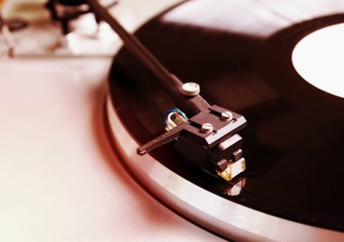 Vinil rekor müzik ile oynarken pikap. 