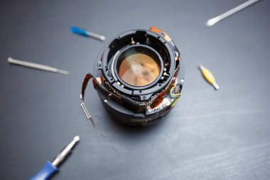 Büyük profesyonel dijital fotoğraf makinesi lens dissassembly işlemi. Kırık dslr optik'de atölye tabloda çıkartılabiliyor. Profesyonel fotoğraf fotoğraf makinesi tamir Servisi, tornavida alet çantası. Kadar ek yükü vurdu kapatın