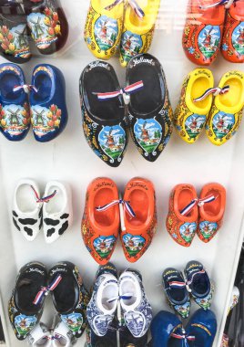 Mağazada satılık renkli ayakkabılar