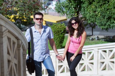 Genç mutlu çift Yunan başkentinde - city of athens parlak güneşli bir günde yapılan gezi yapmak