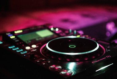Kiev-4 Temmuz, 2018: Profesyonel dj pikap oyuncu gece kulübü sahnede. Oyun ve müzik parçaları remix DJ ses cihazı ile. Pioneer Cdj dönüş tablo aygıt techno müzik seti oynamak için