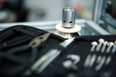 Vape Dükkanı. Modern vaping cihaz bakım ve yükseltme bölümlerinde kapatın. O popualr ecig vaper cihaz satın. Elektronik Sigara İçilmeyen ejuice için aracı. Alet çantası onarım ve damlatıcı baş