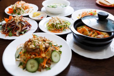 Egzotik Vietnam Gıda Restoran Menü kapatın. Geleneksel Asya yemeği beyaz tabakta. Boild karides deniz ürünleri ve taze sebze salata ile büyük akşam yemeği menüsü