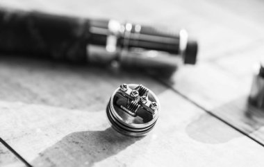 Modern elektronik mech mod vaping aygıt yedek parça, tamir Servisi. Popüler Buharlaştırıcı e-cig aygıtı vape gliserin e-sıvı için. Vaper aygıtı sökün. Yedek bobin kafa, yerine tel.