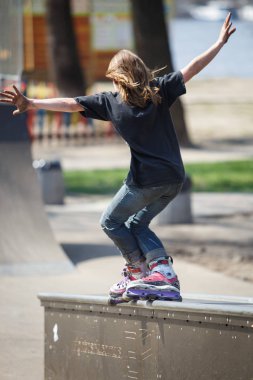 Kiev - 15 Nisan, 2018: agresif satır içi skate Yarışması açık skatepark içinde. Genç kaykaycı çocuk demiryolu üzerinde rulman ağızları ile biler..