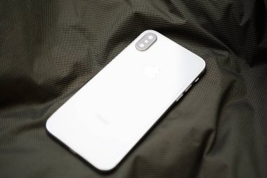 Kiev, Ukrayna-19 Eylül, 2018: Yeni Iphone Xs kadar Kapat'modeli. Akıllı telefon ile çift kamera, cam arka panel ve sonsuz ekran en yeni Apple beyaz ve silve. Trendy smartphone aygıt kopya