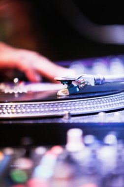 Pikap dj vinil plak çalar, analog ve dijital müzik Dj için analog ses teknolojisi.
