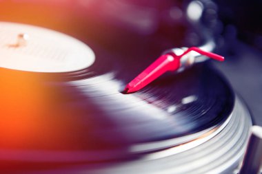 Vinil kaydı ile profesyonel hip hop dj analog oyuncu. Vintage pikap aygıt disk müzik ile gece kulübü içinde konser sahne üzerinde çalış. Party DJ mix müzikal dönüş tablolarla izler