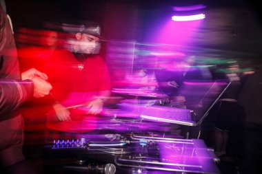 Moskova-21 Ekim 2016: gece kulüp barında hip hop müziği partisi. Parti DJ çizilmeye kayıt oyuncu ve mix müzik parçaları profesyonel ses karıştırıcı denetleyici üzerinde karalama kayıtları. Ev partisi DJ