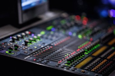 Moskova - 19 Kasım, 2016: ses teknisyeni ve ışık teknisyeni kontrol göstermek. Profesyonel ses ve ışık mikser, karıştırma konsol.