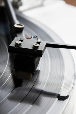 Müzikal vinil kaydı ile pikap oyuncu. Retro Tema.