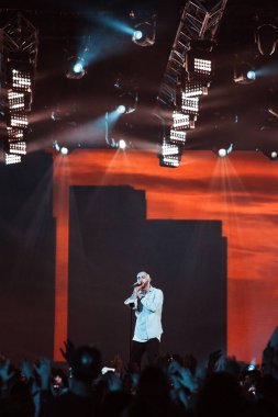 Moskova - 30 Kasım, 2014: rap şarkıcısı L'One büyük hip hop müzik konseri.