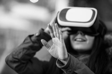 Serin yeni kullanan genç kız mobil oyun uygulamalar için gerçeklik gözlük artar. Mobil Oyunlar apps ile yenilikçi 3d kulaklık kullanın. Modern sanal gerçeklik oyun aracı.