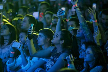 Moskova - 30 Kasım, 2016: gece kulübünde dans pisti kalabalık. Müzikal konser gösterisi sırasında tam gece kulübü. İnsanlar iyi eğlenceler.