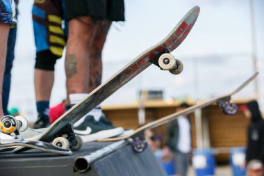 Odessa, Ukrayna-21 Ağustos, 2017: Yarışmaya kaykay yaz. Aşırı spor