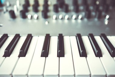 MIDI klavye tuşlarını odaktaki. Müzisyen için dijital piyano güverte. Oyun ve müzik canlı profesyonel ses ekipmanları ile remix. Ses yukarı Studio Kurulum yakın kayıt