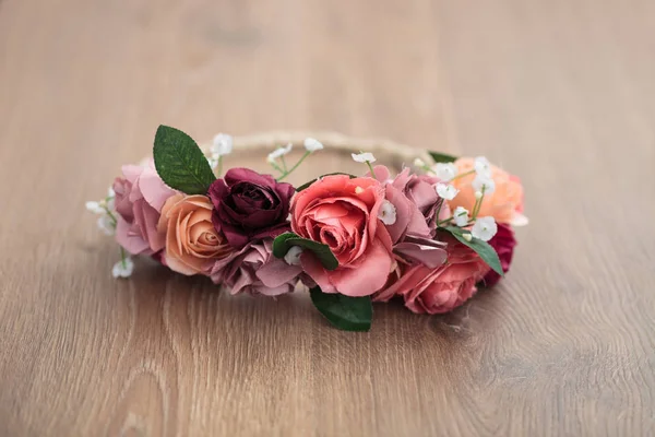 Handgemaakte Wraith Diadeem Gemaakt Van Roze Rood Roze Bloemen Liggend — Stockfoto