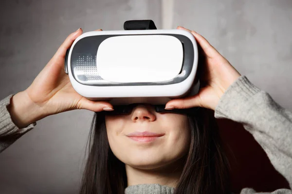 Chica Joven Jugando Aplicación Juego Móvil Dispositivo Auriculares Realidad Virtual —  Fotos de Stock