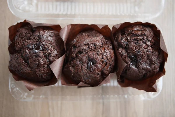 Tři Čokoládové Muffiny Plastikové Nádobě Potraviny Zavřít Makro Selektivní Výběr — Stock fotografie