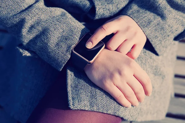 Womanusing Hennes Trendiga Smarta Armbandsur — Stockfoto