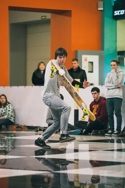 Moskou Januari 2016 Longboarding Competitie Indoor Skatepark Jongeren Deelnemen Aan — Stockfoto