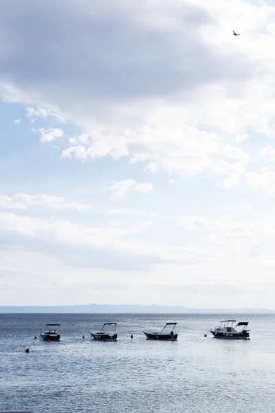 Sewa Perahu Motor Kecil Mengapung Atas Air Laut Adriatik Yang — Stok Foto