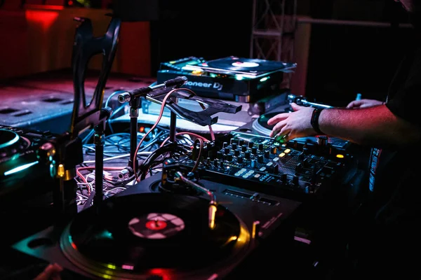Kiev Julio 2018 Night Club Party Reproduce Música Con Giradiscos — Foto de Stock