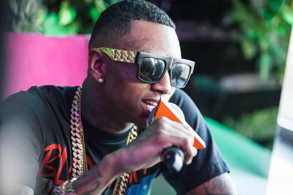 Moskova - 27 Mart, 2015: popüler Amerikalı rap şarkıcısı Soulja boy röportaj. Mikrofon adamı görüşmelerde şık siyah dövme.