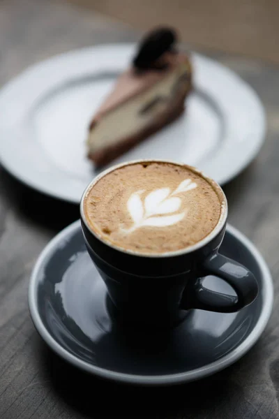 Cappucino Piękne Serce Mleczną Pianką Orzeźwiający Napój Kofeiną Paliwo Się — Zdjęcie stockowe