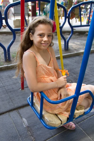 Милая Маленькая Школьница Детской Площадке Летний День — стоковое фото