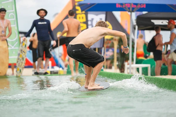 Odessa Ukrayna Ağustos 2017 Yağsız Kurulu Yarışması Sahilde Gençler Skimboarding — Stok fotoğraf