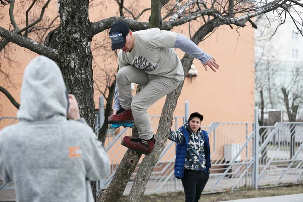 莫斯科 2017年3月25日 在街头溜冰比赛中 好斗的内线溜冰者在户外溜冰场上玩溜冰鞋做树木植物把戏 — 图库照片