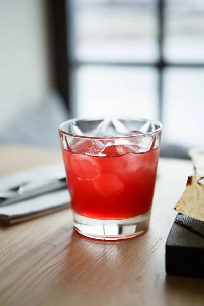 Κόκκινη Γλυκόξινη Αλκοολούχο Ποτό Ποτήρι Απολαύστε Νόστιμο Ποτό Φυσικό Χυμό — Φωτογραφία Αρχείου