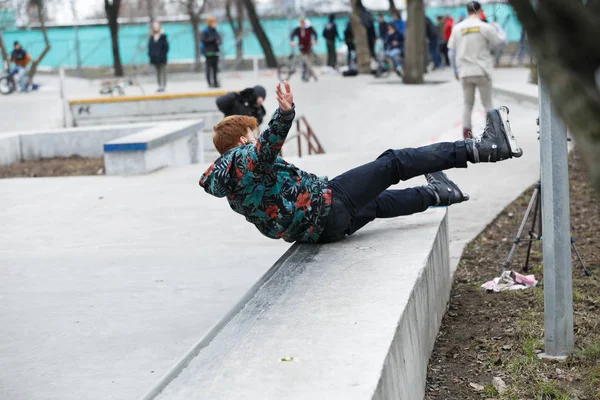 Moscow March 2017 Young Aggressive Line Skater Fall Skates While — Stock Photo, Image